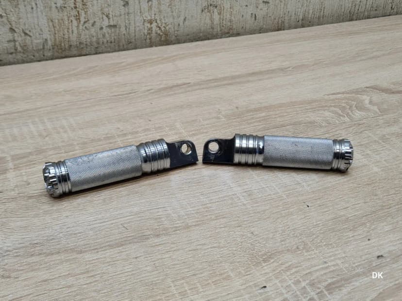 Harley Davidson Dyna XL 883 / 1200 Footrests / Pegs