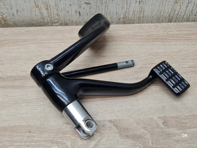 Harley Davidson Sportster 1200 Front Right Footrest Hanger / Rear Brake Pedal