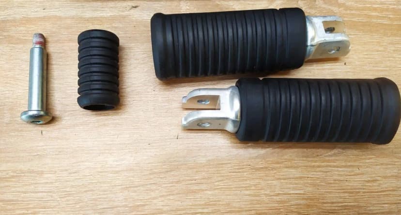 Genuine Harley Davidson Softail M8 Rider Footpegs and Gearshift lever rubber 